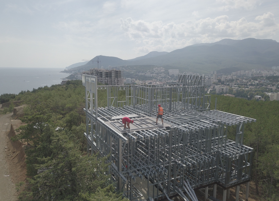 Ход строительства гостиницы в Алуште