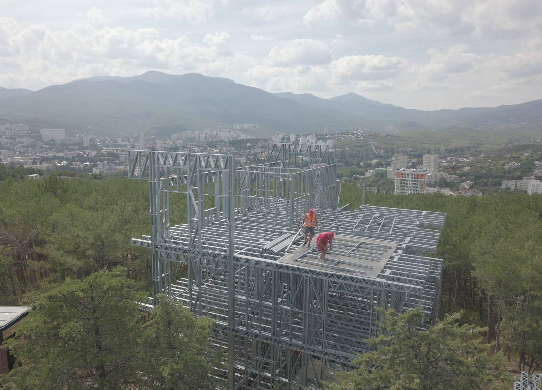 Ход строительства гостиницы в Алуште